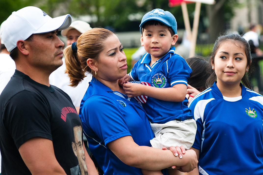 Familia de cuatro miembros en una manifestación de inmigrantes y simpatizantes