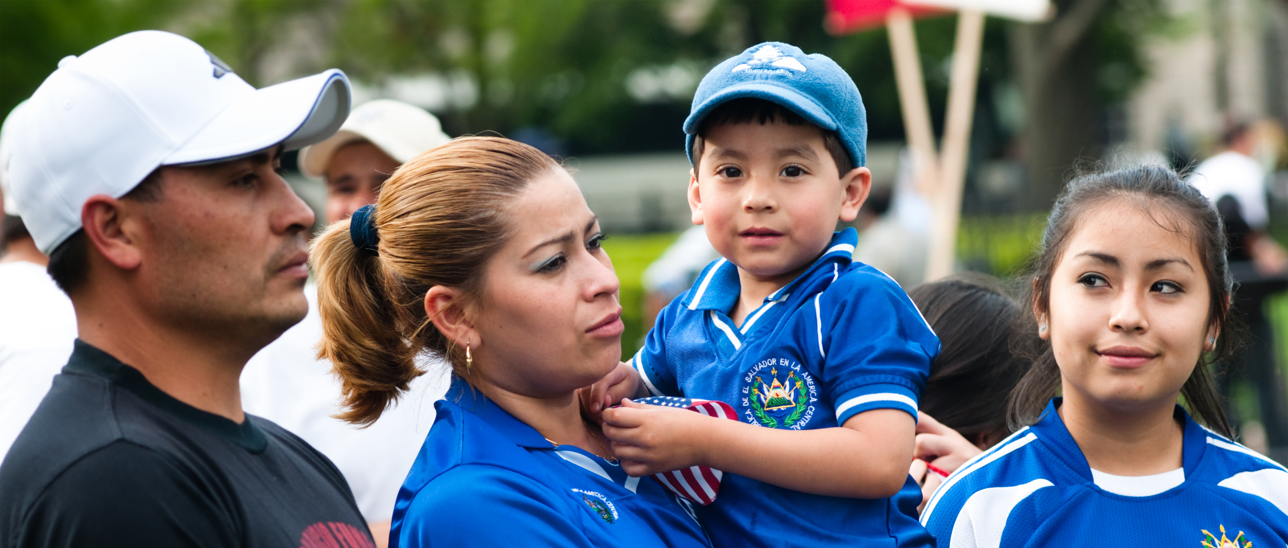 Familia de cuatro miembros que busca recursos de inmigración.